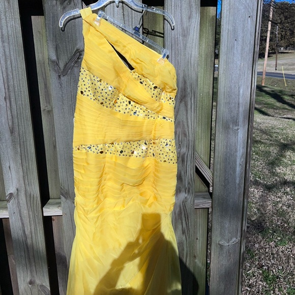 Judy Bridal one shoulder yellow gown. - Picture 4 of 13